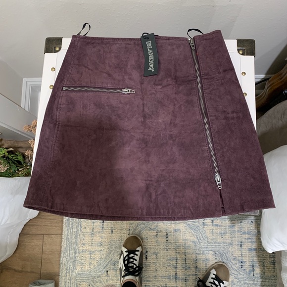 Blank NYC Women's Burgundy Mini Skirt With Side Slit 24 NWT - Picture 5 of 5